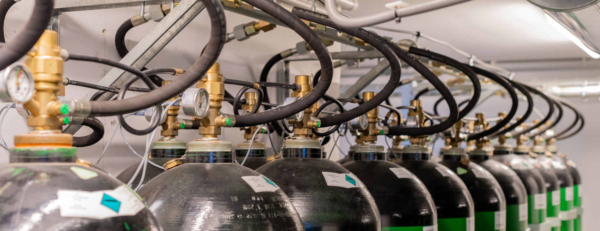 Gasflaschen einer Löschanlage: Seminar zur verantwortlichen Person für Gaslöschanlagen beim FHB Fortbildungswerk