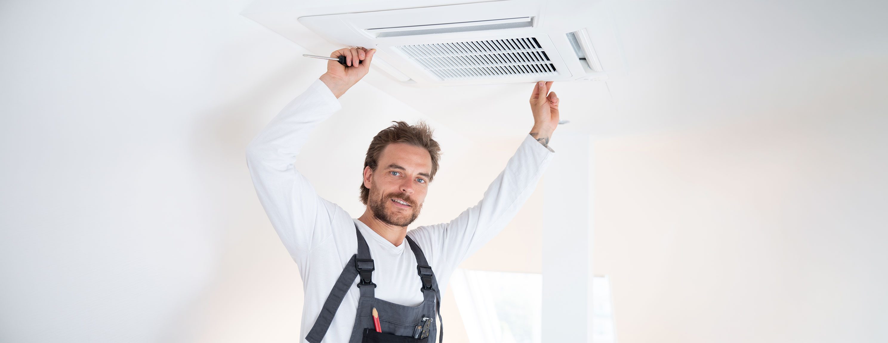 Reinigung einer Deckenlüftung durch Hausmeister, Wartung und Hygiene raumlufttechnischer Anlagen.